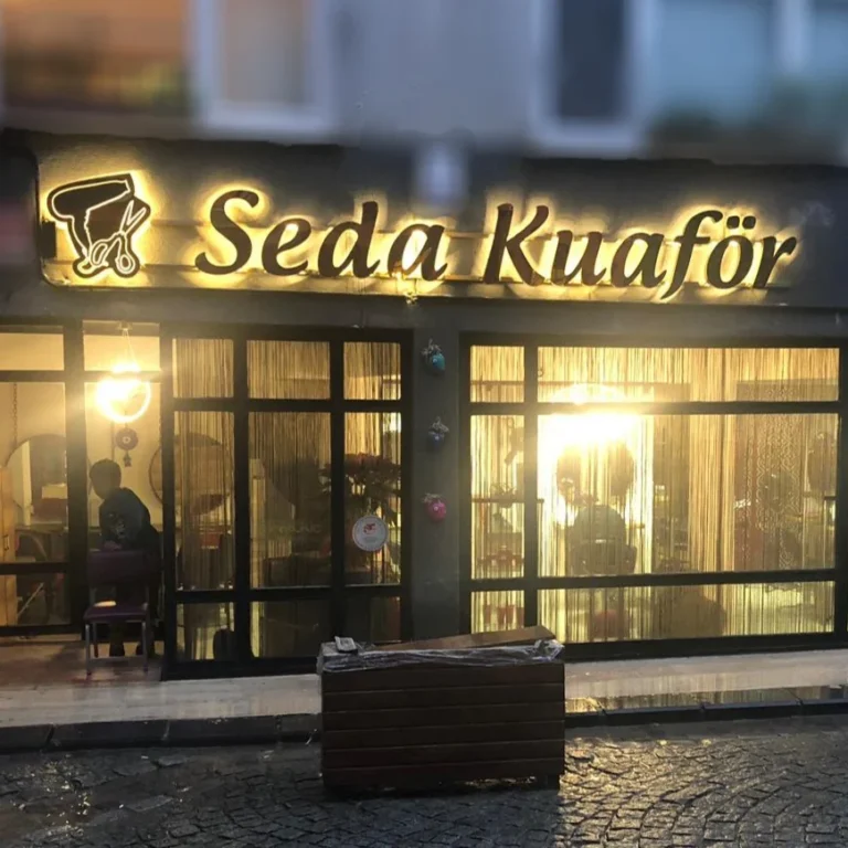 Seda Kuaför ışıklı paslanmaz harf tabela gece görüntüsü